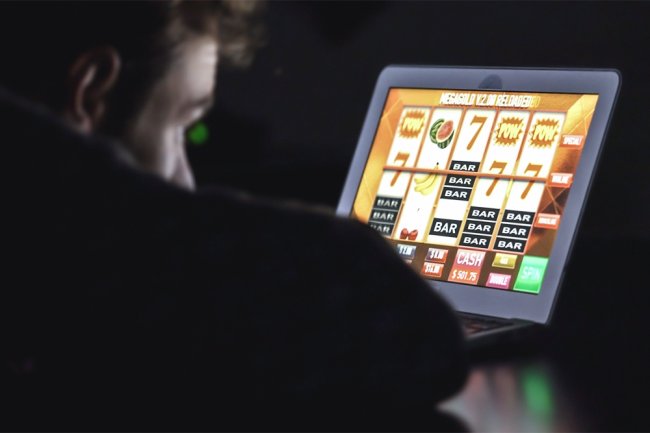 Организаторы азартных игр будут обязаны размещать информацию о рисках проиграть деньги будут и требования для рекламы таких развлечений Госдума приняла законопроект на эту тему во втором чтении Согласно нововведению букмекерам придется размещать на своих интернет ресурсах предупреждения о том что выигрыш не гарантируется а участие в играх связано с риском финансовых потерь и с вредом здоровью Предупреждения должны будут размещаться и в физических пунктах приема ставок Закон вступит в силу 1 сентября 2026 года Фото iStock Подписаться на Российскую газету в Читать нас в MAX