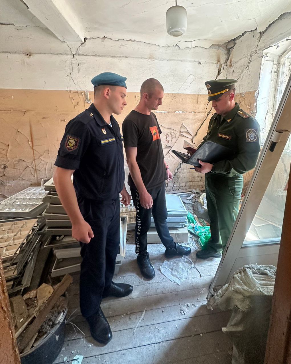 Сегодня состоялся очередной рейд по выявлению лиц, получивших российское гражданство и уклоняющихся от постановки на воинский учёт. Так, на территории одной из строительных площадок г. Иваново, были проверены 5 «свежеиспеченных» обладателей паспортов России, один из которых не имел отметки о постановке на воинский учёт. Данный новоявленный гражданин был направлен в военный комиссариат г. Иваново, для решения вопроса о постановке на воинский учет и призыве на военную службу. Подписаться Прислать новость