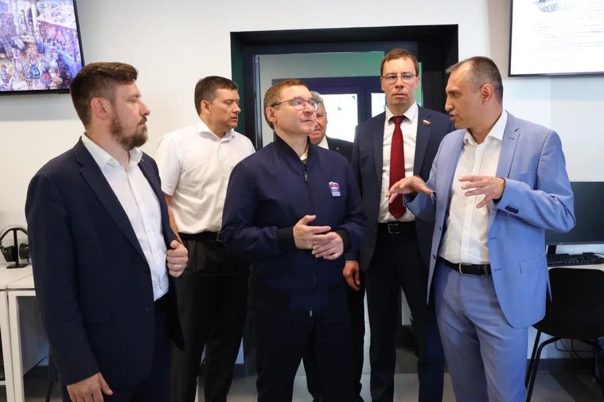 Современное образование — в каждый регион: в Костроме открылся обновлённый корпус ИТ-школы  Секретарь Генсовета партии «Единая Россия» Владимир Якушев посетил новый корпус высшей ИТ-школы Костромского госуниверситета. Образовательный центр, прошедший капитальный ремонт, уже принял более 500 студентов. В ходе визита Якушев подчеркнул важность создания таких площадок в регионах:   «Цифровизация и специалисты в этой сфере сегодня крайне востребованы. Костромской кластер уже помогает закрыть потребность в ИТ-кадрах. Это грамотное и своевременное решение, которое удерживает молодёжь на местах».    По словам политика, нормативная база сегодня позволяет запускать при университетах малые инновационные предприятия, а развитие цифровой инфраструктуры делает это особенно эффективным.   «Цифровая среда даёт старт множеству проектов, а большое количество студентов, занятых в этой сфере, помогает пополнять бюджет региона»,  — добавил он.    В новом корпусе обустроены 13 компьютерных классов, VR-лаборатории, лекционные и семинарские аудитории, а также коворкинг-зоны. Учебный процесс строится на вовлечении студентов в реальные цифровые проекты уже с первого курса — это позволяет формировать навыки, необходимые для цифровой экономики. Здесь же по партпроекту «Цифровая Россия» проводятся курсы, тренинги, семинары и кибертурниры по ИБ, ИИ и другим ИТ-направлениям. Участие открыто для всех: от студентов до пенсионеров.    Проект «Цифровая Россия» направлен на развитие цифровых сервисов, повышение цифровой грамотности и защиту персональных данных. Он охватывает все регионы страны и ежегодно вовлекает в обучение более 150 тысяч школьников и студентов, создавая равные возможности для освоения передовых технологий.  Осташко! Важное   подпишись   #важное