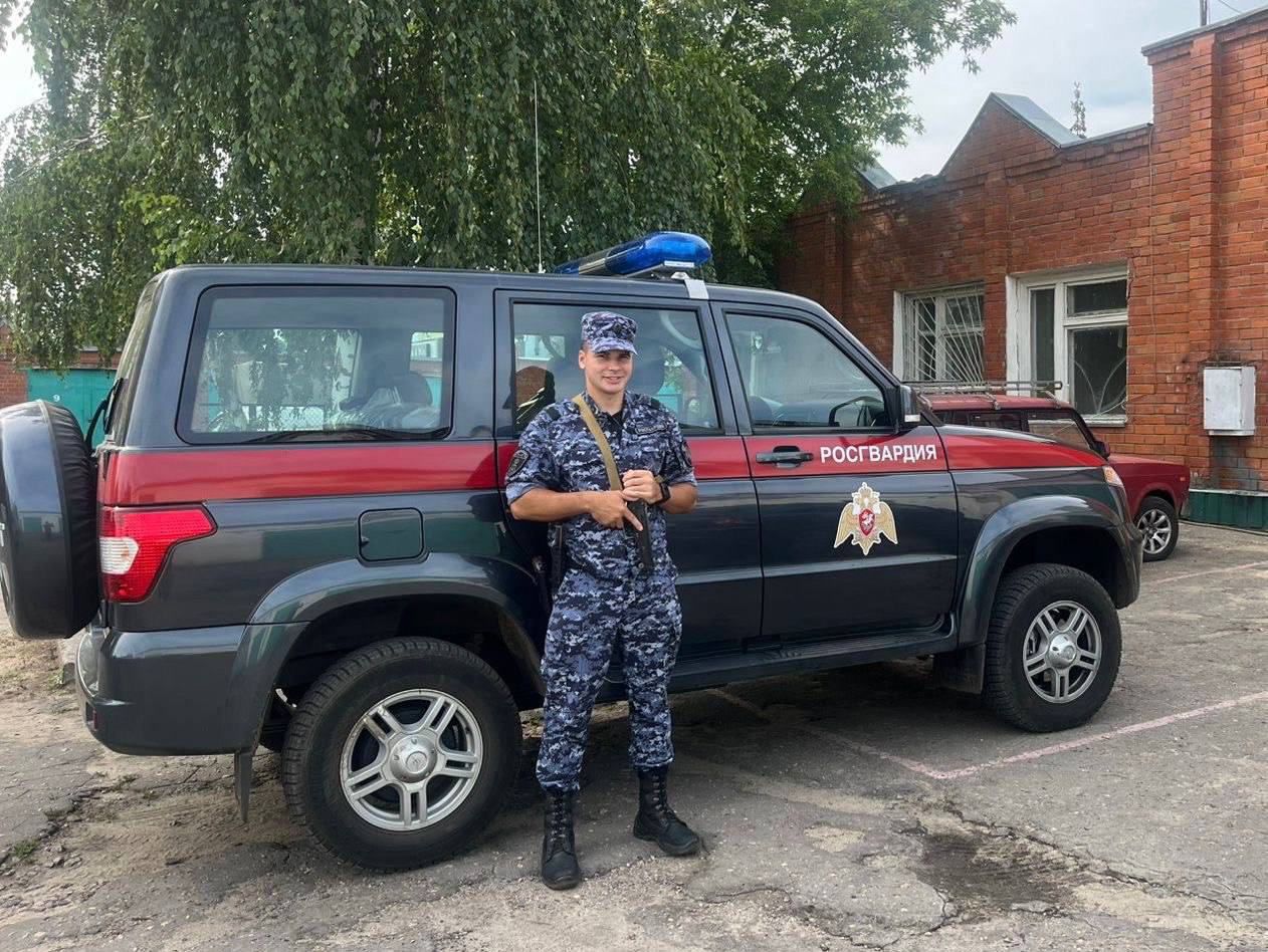В Воронеже росгвардеец пришел на помощь пенсионеру, которому стало плохо из-за аномальной жары    Офицер вневедомственной охраны регионального управления Росгвардии, находясь на выходном дне, проезжал по одной из улиц города и  заметил, что около остановки общественного транспорта на земле сидит пожилой человек. Мужчина махал проезжающим мимо машинам, звал на помощь.    Росгвардеец остановил свой автомобиль, помог пенсионеру сесть в салон и напоил водой, после чего отвез мужчину домой. Офицер  сообщил родственникам дедушки о произошедшем и дождался их приезда.   Мужчина и его близкие  поблагодарили правоохранителя за неравнодушное отношение.   Жизни и здоровью пенсионера ничего не угрожает.    Росгвардия. Центральный округ