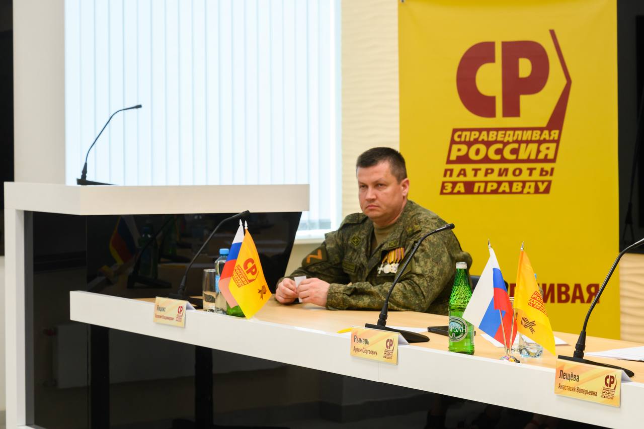 СРЗП стала главной партией для участников СВО перед воронежскими выборами   Избирательная кампания на выборы в воронежские областную и городскую думы набирает обороты. Состав участников «гонки» уже объявило большинство парламентских партий. И здесь бросается в глаза, что «Справедливая Россия» заявила к участию в выборах наибольшее количество участников спецоперации – пять человек. В частности, список СРЗП в облдуму возглавит бывший прокурор Воронежа Василий Яицких, который в данный момент участвует в боевых действиях в Запорожской области.   По пятому округу в облдуму идет мобилизованный в 2022 году Максим Дорошев. По его словам, он выбрал СРЗП для своего политического будущего, потому что партия давно поддерживает бойцов с передовой – передает тепловизоры, расходные материалы и другое необходимое военным оборудование.   Награжденный медалью «За отвагу» Михаил Яценко будет избираться в Воронежскую гордуму.  – Если смотреть на те события, которые у нас происходят в последнее время, то понятно, что справедливость идет по стране неизбежными шагами, – рассказал Михаил Яценко.   Еще одним участником гонки в гордуму станет командир штурмового взвода Роман Костюков, а в облдуму по одномандатному избирательному округу № 26 – Калачеевская территориальная группа пойдет Владимир Толубаев. Лидер воронежских справедливороссов Артем Рымарь считает, что партия обязана продвигать людей с «передовой СВО» на ключевые должности в мирной жизни.