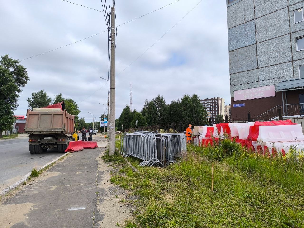 Октябрьский проспект в Сыктывкаре готовят к частичному перекрытию В этом году Октябрьский проспект от Чкалова до Печорской ожидает ремонт в рамках нацпроекта «Инфраструктура для жизни». До 30 сентября подрядчик обязан провести ремонт проезжей части, обустроить почти километр тротуаров с обеих сторон дороги, а также установить два новых автобусных павильона и металлические пешеходные ограждения. Вскоре движение на данном участке изменится. Следите за новостями!