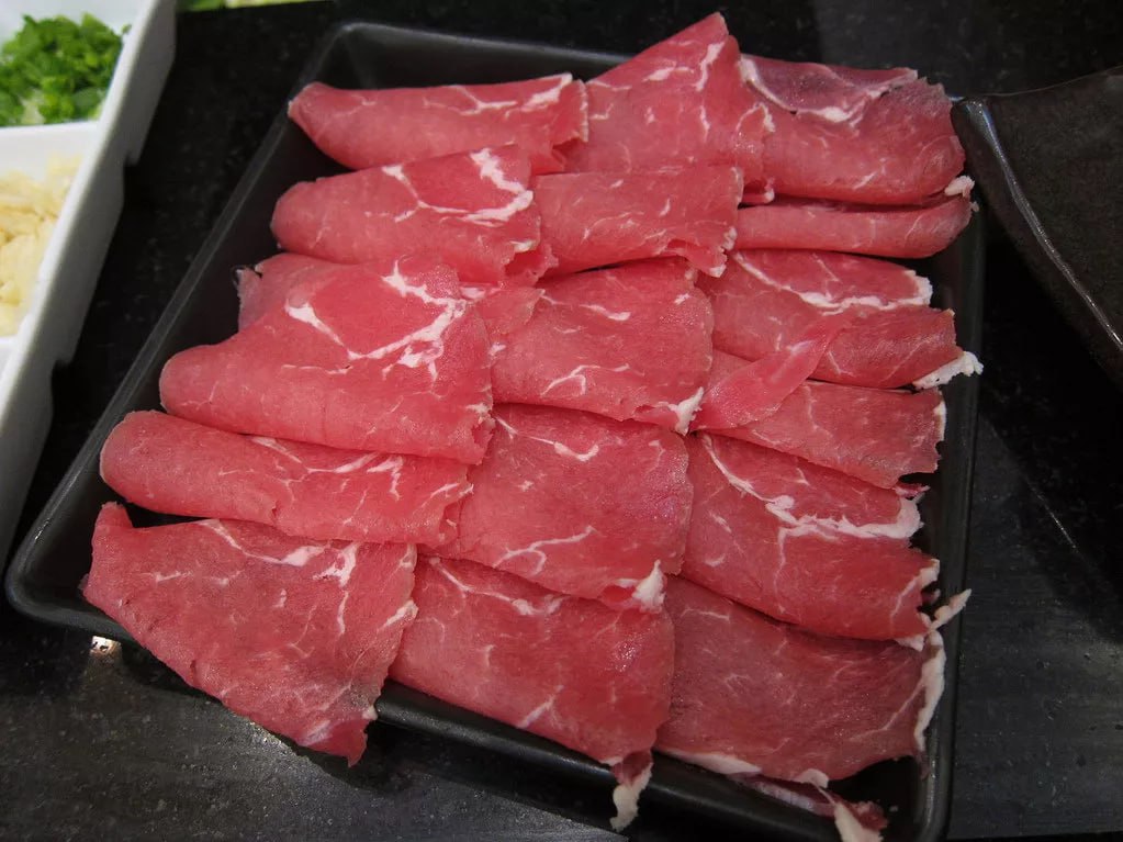 Цены на говядину в мире впервые в истории превысили 7 за кило выяснило РИА Новости изучив данные Всемирного банка Они растут уже пятый месяц подряд В октябре они прибавили еще 3 по сравнению с предыдущим месяцем достигнув 7 1 максимум с 1960 года более ранних данных нет Подписаться на РИА Новости экономика Все наши каналы