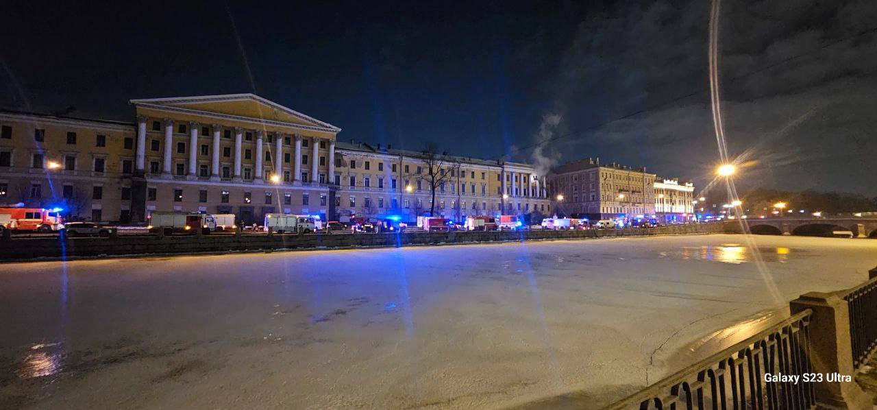 В Питере горит здание знаменитой Обуховской больницы. На месте происшествия работает большое количество пожарных расчетов. Проезд по набережной перекрыт. Что стало причиной пожара пока неизвестно.  Обуховская больница - одна из первых городских больниц России. Сейчас большинство корпусов закрыто на реконструкцию.    Подписывайтесь, это Baza