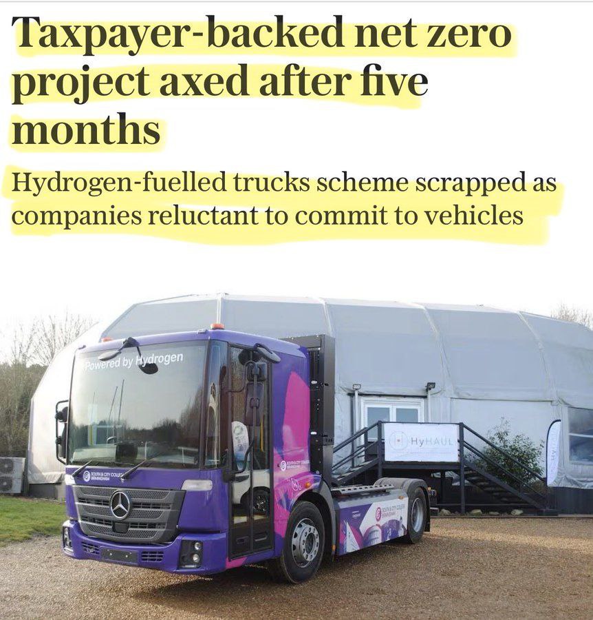 Водородные проекты рушатся по всему миру На этой неделе завершился крахом проект водородных грузовиков британского правительства Инициативу по внедрению грузовиков на юго востоке Великобритании которую финансировали за счёт налогоплательщиков отменили всего через 5 месяцев после запуска Проект HyHaul подразумевал создание водородных заправочных станций вдоль трасс и покупку 30 водородных грузовиков которые доставляли бы товары на фабрики и в магазины Но эта идея провалилась из за того что грузовые компании не захотели подписывать дорогие контракты и платить за них В результате миллионы фунтов потраченные налогоплательщиками оказались утрачены Это уже не первый случай провала замыслов по внедрению водорода Среди других отменённых проектов H2Teesside водородный завод BP который должен был превращать природный газ в водород Проект закрыли в этом месяце проект водородных автобусов в Ливерпуле Из за недостаточных поставок водорода для заправки автобусов а также высоких эксплуатационных затрат было решено преобразовать эти автобусы в электрические В проект вложили 10 млн фунтов половина из 20 закупленных автобусов дошли до эксплуатации Всего было совершено 450 пассажирских поездок но большая часть автобусов так и не вышла на маршрут проект водородных городов правительственная инициатива в рамках которой водород планировали использовать в коммунальном отоплении как замену природного газа Проект также отменён В стратегии 2021 года правительство прогнозировало что водород обеспечит более трети энергетических потребностей Британии к 2050 году но теперь его рассматривают как нишевое топливо Также водородные проекты провалились в США и Германии В немецком Котбусе 46 автобусов на водородном топливе простаивают уже почти год и поедут не раньше осени следующего года Причина отсутствие заправочной станции Каждый автобус закупленный дефицитным бюджетом города стоил 650 тыс евро Местный энергетический концерн LEAG сможет поставить электролизер для производства водорода из экологически чистой электроэнергии только в конце следующей осени   t me banksta 81722