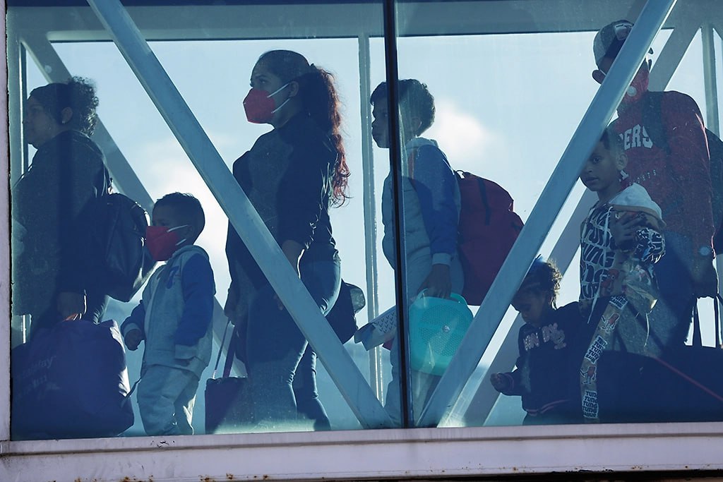 США повторно депортируют около 50 граждан Ирана и других стран Газета The New York Times сообщила что США депортировали еще около 50 граждан Ирана чей самолёт отправился из штата Аризона По данным издания воздушные судна делают промежуточные посадки в Египте и Кувейте откуда пассажиры продолжают поездку в Иран Этот рейс стал вторым в текущем году первым был вывоз около ста иранцев в сентябре NYT утверждает что на самолёте также находятся граждане России и арабских стран которые покидают борт в Каире Всего по информации газеты порядка 2 тысяч граждан Ирана ожидают депортации из США Процесс осуществляется по договорённости между Вашингтоном и Тегераном что свидетельствует о наличии дипломатических инструментов для урегулирования миграционных вопросов Геополитика