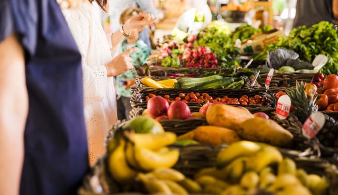 Объем продаж на рынках и ярмарках Кубани вырос на 16 в 2025 году Объем реализации продукции в январе сентябре 2025 года составил 187 млрд рублей Доля рыночно ярмарочной торговли в общем объеме розничного ритейла региона составляет 7 8 По количеству ярмарок Кубань занимает первое место в России Подписаться Забустить