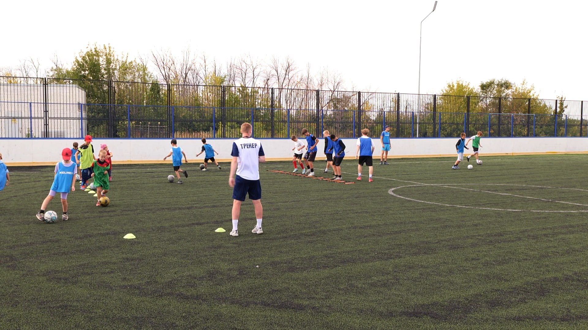 С 2026 года на территории Саратовской области появятся новые возможности по привлечению в районы специалистов в сфере детского спорта в рамках реализации программы Земский тренер Для них предусмотрена выплата в размере 1 млн рублей При этом наставнику не обязательно переезжать на конкретную территорию главное приезжать туда работать Проект Земский тренер это решение инициированное Президентом России Владимиром Путиным по аналогии с программами Земский учитель и Земский доктор которые помогают привлекать в сельские школы и больницы педагогов и врачей Важно в рамках комплексной работы по развитию детского спорта использовать этот механизм и возможности которые он дает Профильному министерству необходимо проработать всю нормативную базу и совместно с районами где дефицит таких кадров самый большой вести работу по поиску специалистов Подписывайтесь на мой канал в MAX