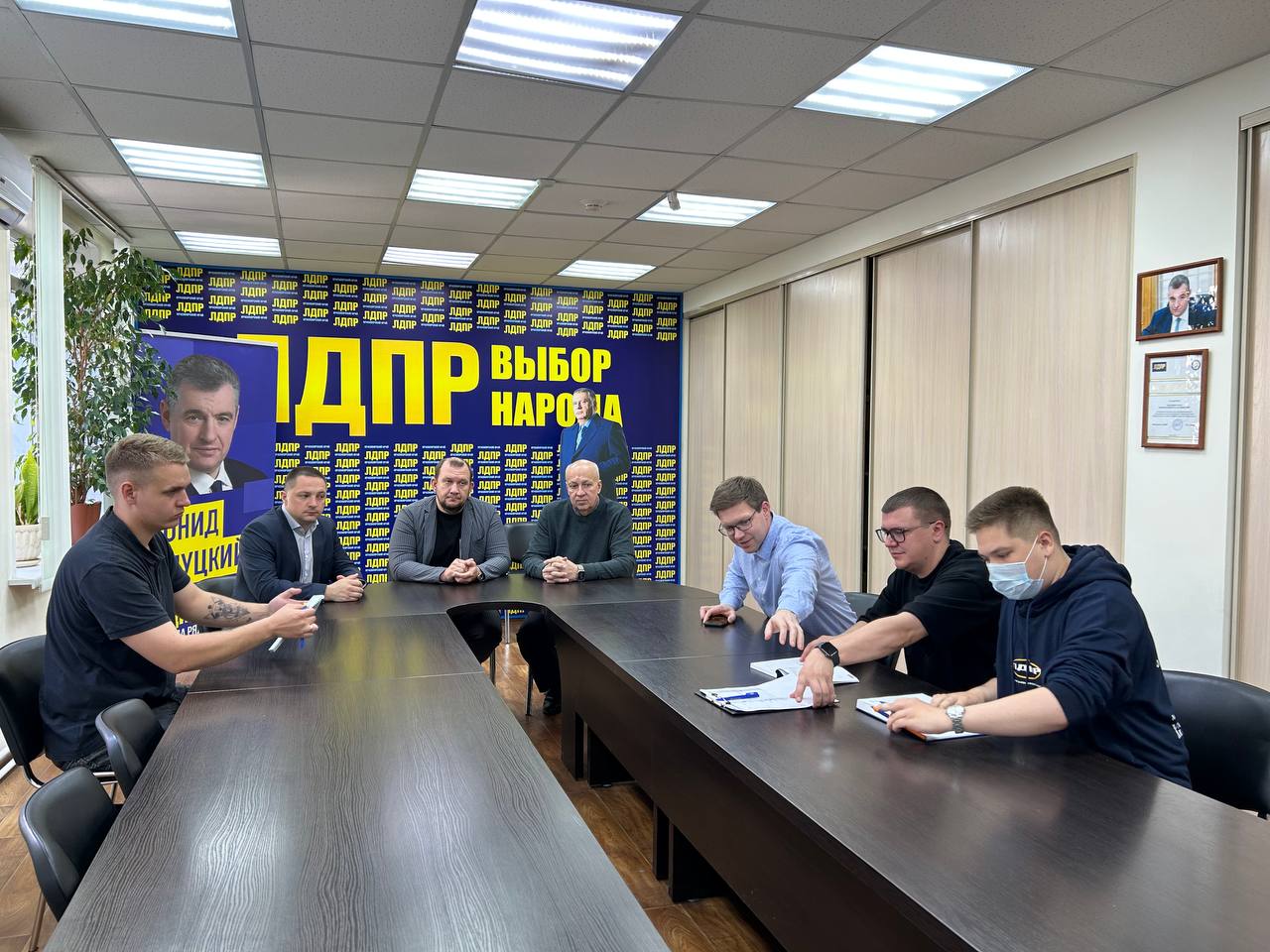 ЛДПР в Красноярском крае берёт курс на победу. Депутат Госдумы Дмитрий Новиков, которого Леонид Слуцкий назначил новым куратором ЛДПР по Красноярскому краю, приехал в регион. 3-го и 5-го июня он провёл встречи с активистами, депутатами и аппаратом реготделения, на которых обсудили ход выборной кампании 2025 года и подготовку к выборам 2026. Обсудили и острые проблемы, которые поднимаются на встречах с избирателями: тарифы и качество ЖКХ, экология, мусорная реформа, саботаж и равнодушие местных чиновников, наболевшую муниципальную реформу. Всё это — реальные вызовы, с которыми работают активисты и депутаты на местах. Договорились о поддержке во всех этих вопросах на уровне Госдумы. Главным событием стало большое онлайн-совещание с подключением всех районов края. Включились штабы, кандидаты, активисты. Поделились идеями, наметили стратегию, сверили часы. Заряд на победу — максимальный. Команда ЛДПР готова к серьёзной борьбе и настроена на результат.