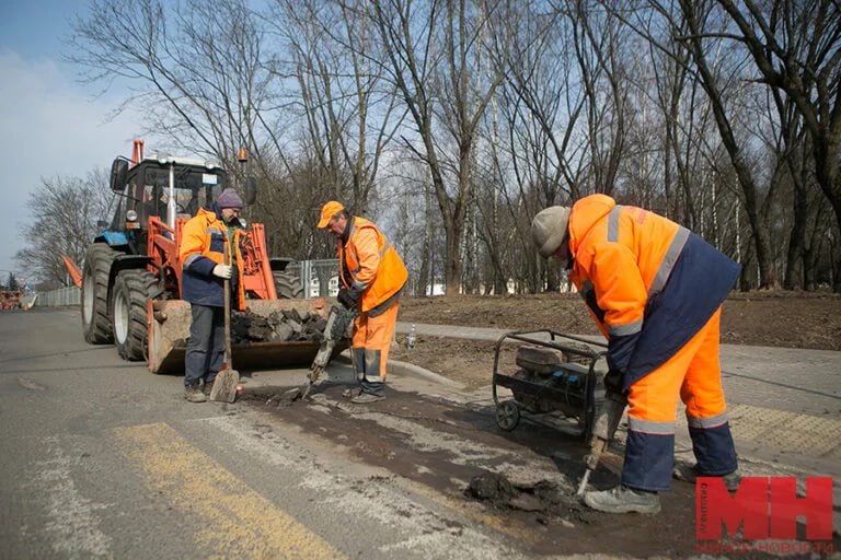 С начала зимы в Заводском районе выполнен ямочный ремонт дорог литыми смесями на площади 750 кв. м.  Только в январе «Ремавтодор Заводского района» выполнил 78 заявок — обращений на 115.бел. Дорожники также постоянно занимаются очисткой и ремонтом дождеприемных колодцев, отметил директор предприятия Андрей Уласевич:   За содержанием улично-дорожной сети у нас круглосуточно следят 55 дорожных рабочих. Проводим уборку центральных и второстепенных улиц, остановочных пунктов общественного транспорта.  «Минск-Новости» MINSKNEWS.BY Telegram Viber FB VK Inst TikTok  YouTube