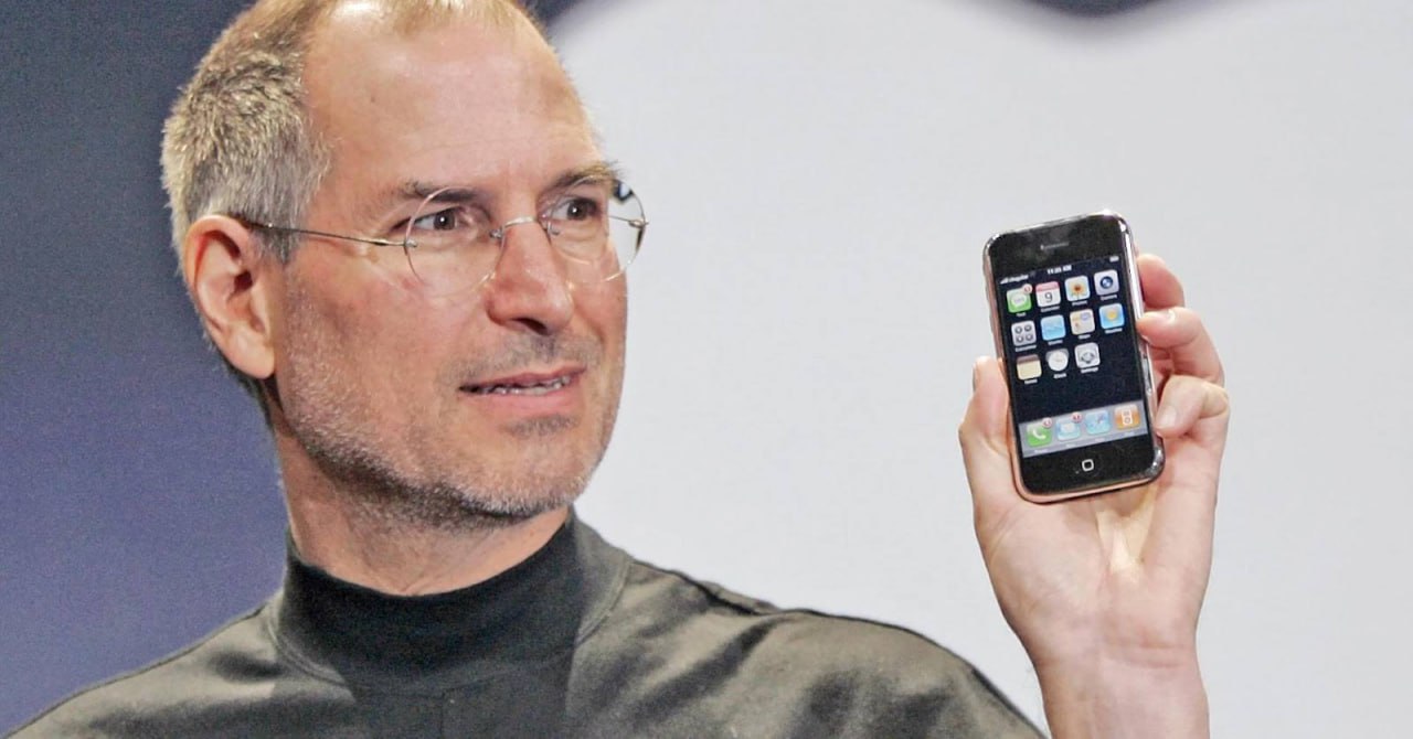 Минуло 18 лет: 29 июня 2007 года в продажу поступил самый первый iPhone  «Яблочная» продукция теперь широко известна и востребована во всём мире, в том числе и в Архангельской области.  Стив Джобс, отец-основатель техники с надкусанным яблоком на логотипе, на презентации тогда говорил, что компания очень хочет занять хотя бы 1% рынка.  Однако в конечном итоге именно у Apple вышло устройство, которое на годы вперёд дало вектор развития всей мобильной индустрии. 29,19% мирового рынка смартфонов принадлежит Apple, что делает компанию лидером отрасли; на втором месте находится Samsung с долей 24,48%.  В настоящий момент 18% населения Земли  а это около 1,46 миллиарда человек  используют iPhone. При общем населении планеты в 8,088 миллиарда человек это значительная доля пользователей.  Презентация первого айфона прошла 18 июня 2007 года. Всё остальное — уже история.  Фото: AP
