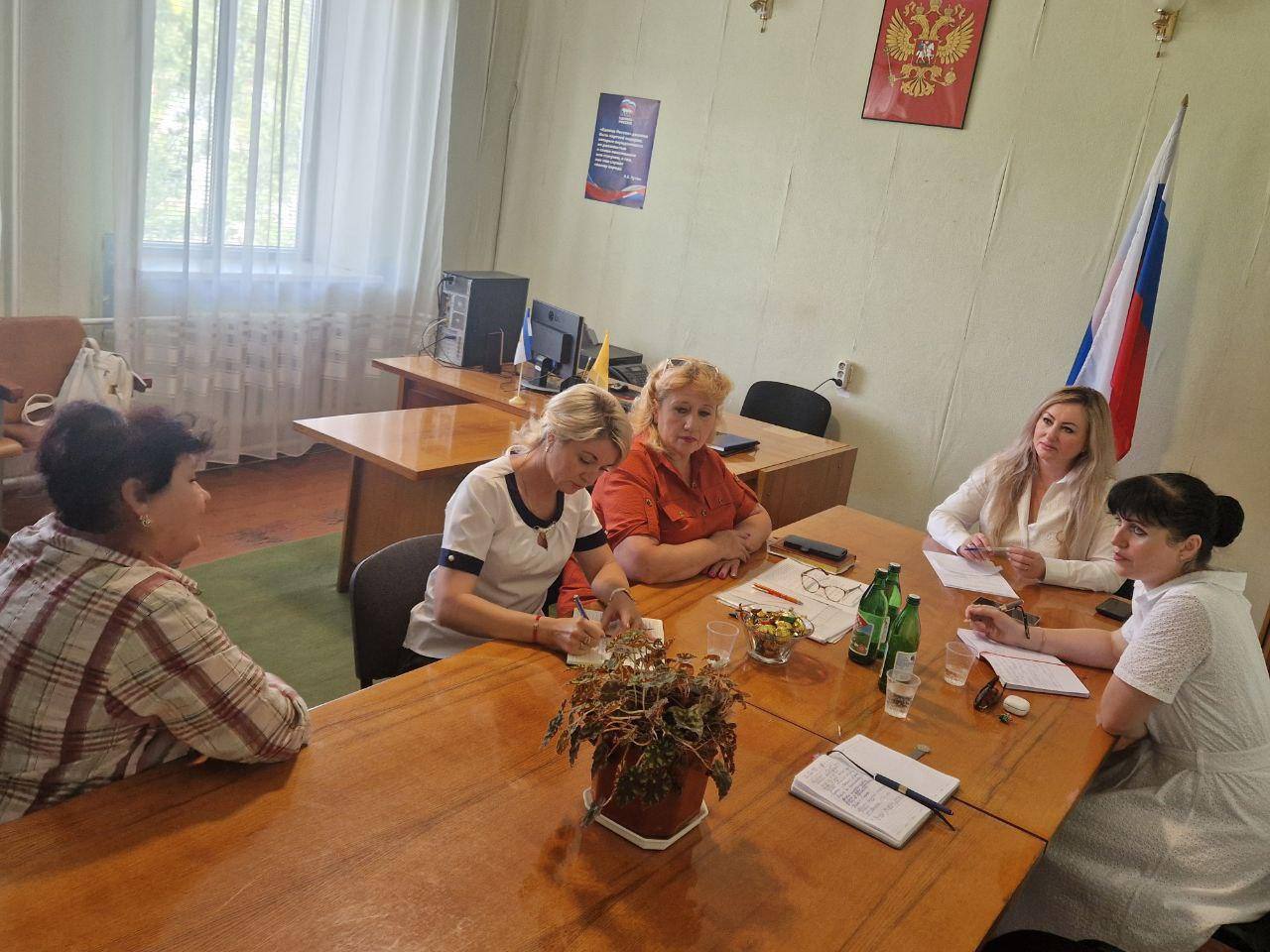 Социальный выезд в ТУ Приморское: внимание к нуждам жителей По поручению Главы Скадовского округа Александра Дудки был организован выезд сотрудников социального отдела администрации Скадовского МО для работы с обращениями граждан. В мероприятии принимали участие заместитель главы Скадовского МО Людмила Козлова, а также областные и муниципальные депутаты от партии «Единая Россия» Оксана Мороз, Ирина Бачинская и Валерия Касьян. В ходе выездного мероприятия состоялись встречи с жителями с. Приморское и с. Тарасовка, на которых участники внимательно выслушали обращения и пожелания местного населения. На встречах были подняты важные вопросы, касающиеся социальных услуг, пенсионного обеспечения и медицинского обслуживания. Особое внимание было уделено проблемам онкологических больных, которые нуждаются в приобретении лекарственных препаратов, а также вопросам получения гуманитарной помощи для лиц с оформленной инвалидностью. Эти меры позволят улучшить качество жизни и обеспечить необходимую поддержку самым уязвимым категориям граждан. Актуальные новости Херсонской области.