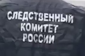 Схватил за шею и поднял в воздух Информацию о физическом насилии в отношении ребёнка проверяют в Иркутской области В центре внимания специалист по физическому воспитанию детей из детского сада в посёлке Молодёжный Мама одного из детей обвинила его в нанесении травм Мать сообщила что тренер по физическому воспитанию нанёс её ребёнку множественные травмы головы лица шеи ушных раковин Как сообщает мать тренер схватил ребёнка за шею поднял вверх а потом за ухо оттащил в угол рассказали в межрегиональном центре по правам детей Обстоятельства произошедшего устанавливаются в рамках уголовного дела по статье 156 УК РФ Неисполнение обязанностей по воспитанию несовершеннолетнего которое возбудил следователь СК