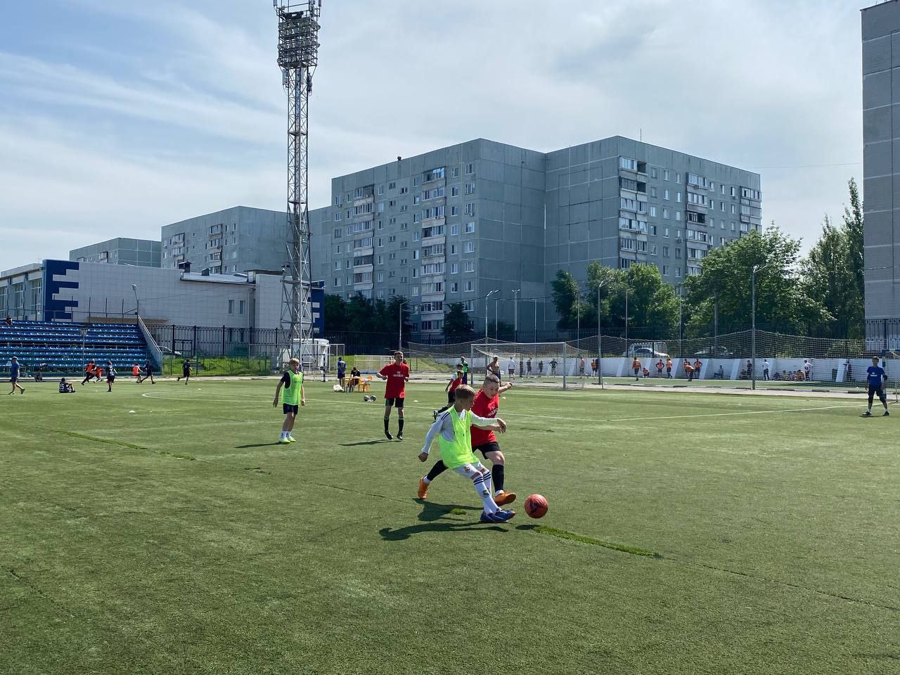 В Ульяновске на стадионе "Старт" прошёл турнир по мини-футболу среди дворовых команд Всего в соревнованиях приняли участие 10 команд Победителем в младшей группе стала команда ТОС "Мостовая слобода", а следом за ней идут ТОС "Сельдинская слобода" и "Надежда" В старшей группе победу одержало ТОС "Комфортный, 2-е место у ТОС "Кротовка", а 3-е - у "Сельдинской слободы" Поздравляем с успешным выступлением
