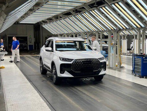 Калужский завод планирует произвести в этом году 112 тысяч авто Сенатор от Калужской области посетил перезапущенное автопредприятие в областном центре Анатолий Артамонов сообщил что в этом году завод планирует выпустить почти 112 тысяч машин На предприятии производят новые отечественные автомобили http gtrk kaluga ru news ekonomika news 57710