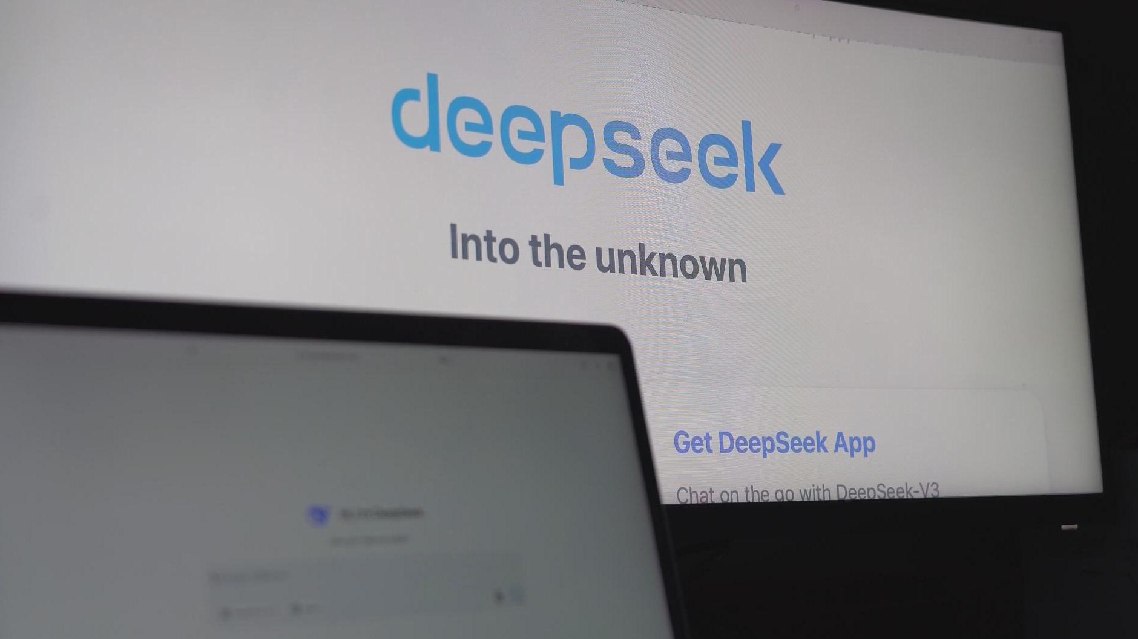 DeepSeek начали применять в госучреждениях Китая   В Шэньчжэне местные власти решили одними из первых использовать в работе чат-бот R1 китайской компании DeepSeek. Модель искусственного интеллекта должна помочь чиновникам усовершенствовать городское управление и повысить качество госуслуг. Одна из ключевых опций электронного помощника – выстраивать эффективное взаимодействие с горожанами, оперативно реагируя на их запросы.   К масштабному проекту по продвижению DeepSeek также присоединились такие города, как Гуанчжоу, Хух-Хото и Уси.   Компания DeepSeek выпустила модель R1 в январе. Чат-бот с открытым исходным кодом позволяет любому желающему скачивать и модифицировать приложение.    Китайская Панорама