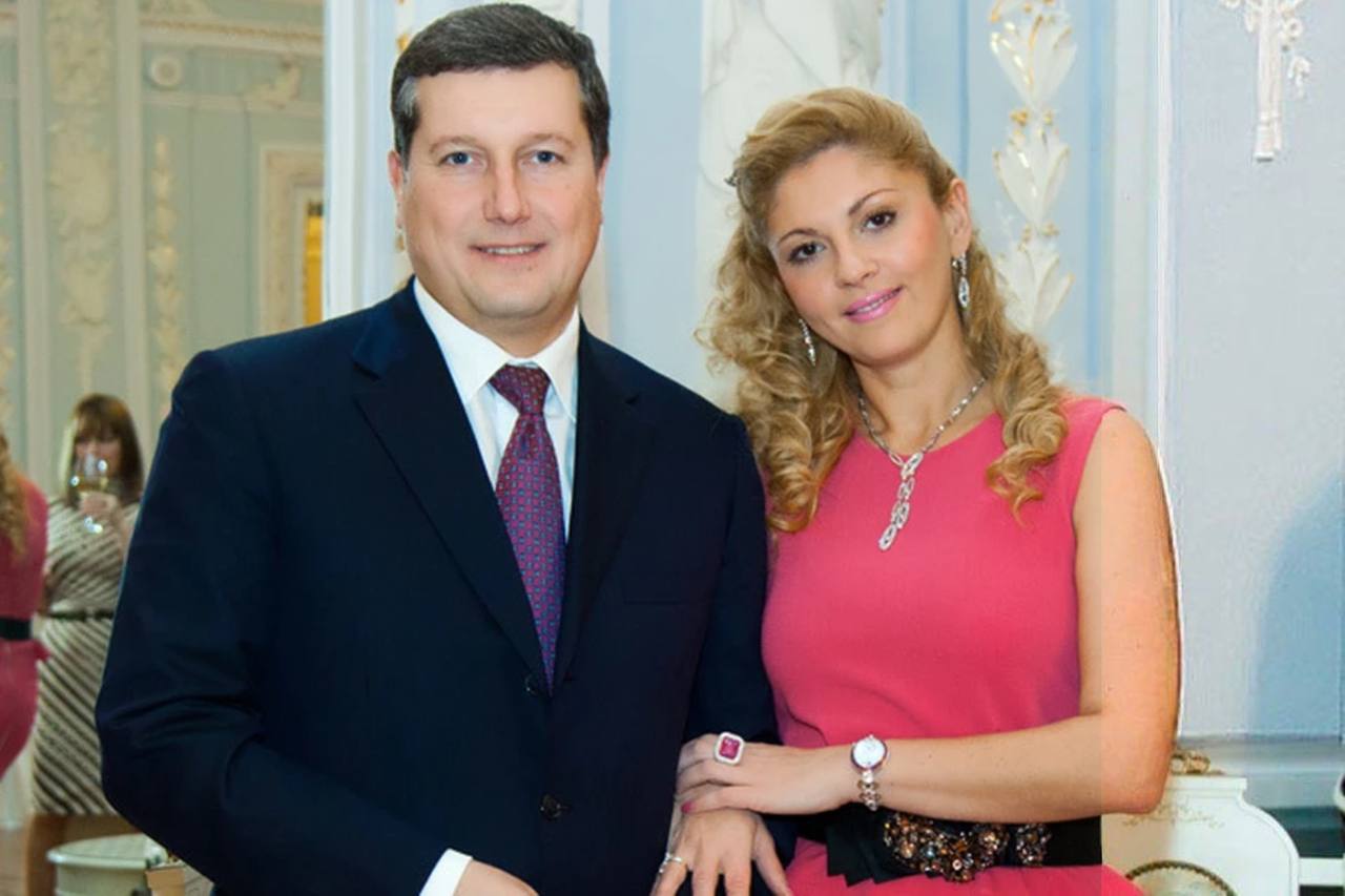 Еще почти 1 5 млрд рублей взыскала прокуратура с экс мэра Нижнего Новгорода Олега Сорокина и его бывшей супруги По мнению надзорного ведомства Сорокин используя должностные полномочия покровительствовал Эладе Нагорной которой принадлежало 60 доли в уставном капитале ООО Старт Строй В 2016 2022 годах организация выплатила Эладе Нагорной более 2 млрд руб дивидендов Иск об обращении этой суммы в доход государства суд удовлетворил частично Подписаться на нас в MAX