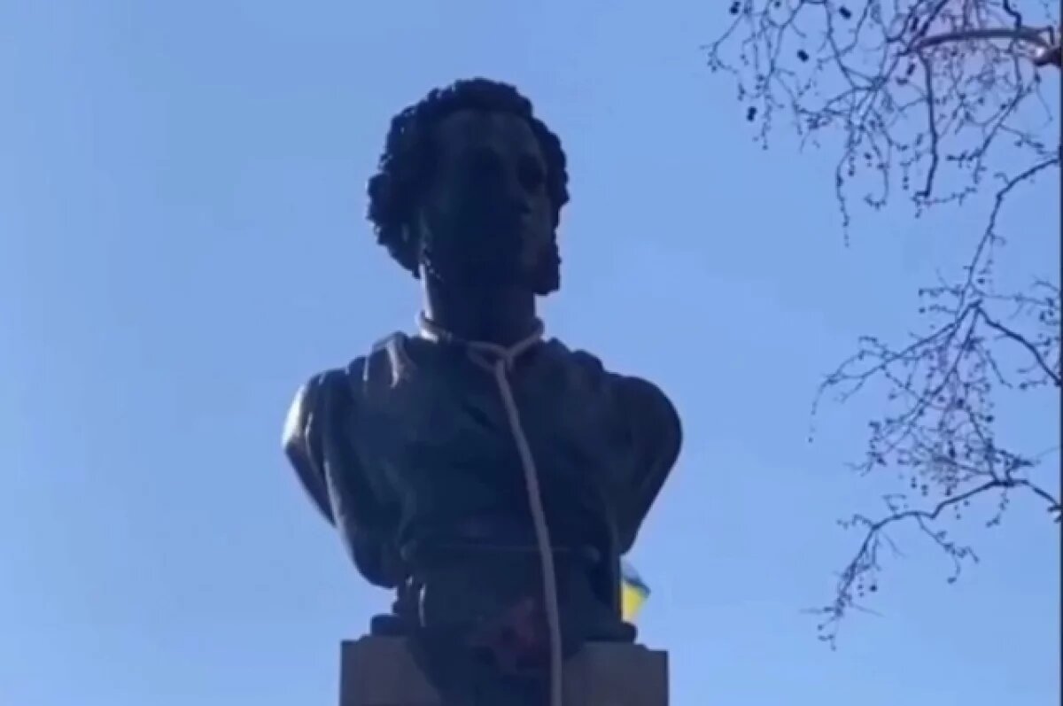 В Одессе заколачивают памятник Александру Пушкину В Одессе начались работы по заколачиванию памятника Александру Пушкину который ранее защищал лишенный гражданства экс мэр города Геннадий Труханов Памятник закрывают досками на фоне последних событий связанных с политической ситуацией в регионе Напомним что 14 октября президент Украины Владимир Зеленский лишил Труханова украинского гражданства 29 октября стало известно о том что экс мэру Одессы предъявлено обвинение в служебной халатности В случае признания вины ему и другим чиновникам грозит до восьми лет лишения свободы Труханов в свою очередь заявил о намерении обжаловать решение о лишении гражданства в суде Он также подчеркнул что не собирается покидать Украину и Одессу