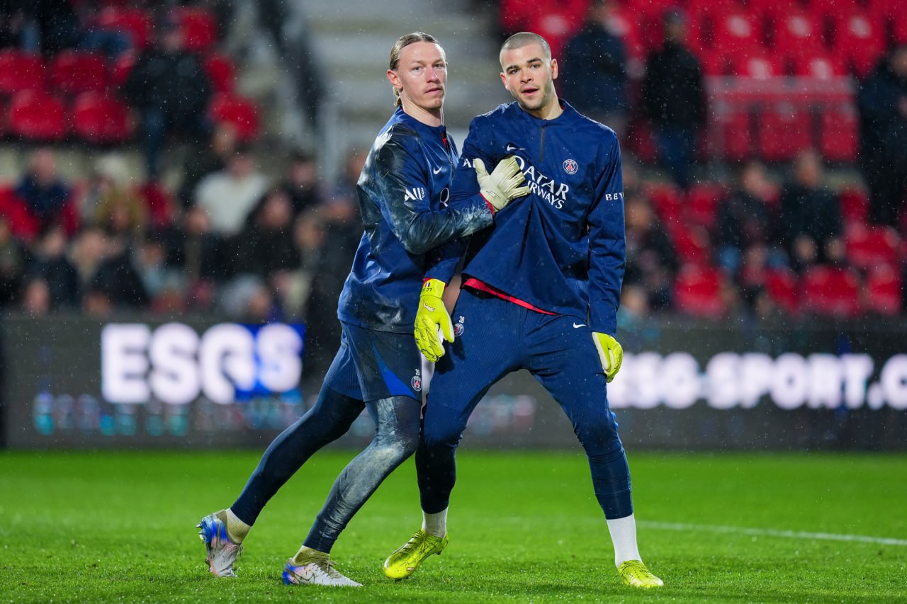 Сафонов хладнокровный и уверенный Про Шевалье в ПСЖ так не думают Инсайд от L Équipe Луису Энрике нравится как Мотя играет в важных матчах Спокойно и без тряски А вот у француза это слабое место Провалы в ЛЧ тому подтверждение Люка рискует и мимо ЧМ пролететь Второй вратарь всё таки Match TV Franco Arland Getty Images