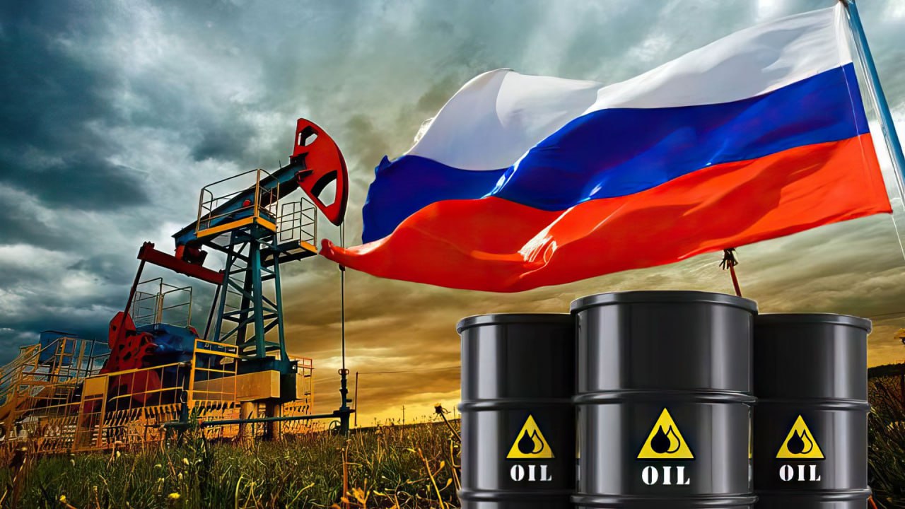 Россия бесплатно передаст Кыргызстану нефть для покрытия дефицита топлива Россия согласилась бесплатно поставить нефть в Кыргызстан несмотря на собственный дефицит бензина в ряде регионов включая Дальний Восток По данным источника в Минэнерго РФ договорённость была достигнута в кулуарах саммита ШОС в Китае однако официально о ней не объявлялось Кыргызстан где внутренние потребности составляют около 1 2 млн тонн нефтепродуктов в год а местная переработка обеспечивает лишь 30 этого объёма столкнулся с резким ростом цен на бензин и дизель Дефицит оценивается примерно в 200 250 тыс тонн топлива к концу 2025 года Россия намерена компенсировать нехватку выделив объём нефти которого по расчётам должно хватить для покрытия потребностей Кыргызстана до конца года По данным инсайдеров речь идёт о 150 200 тыс тонн нефти что в денежном эквиваленте при нынешних ценах составляет около 90 120 млн долларов США Поставки будут осуществляться по трубопроводным и автомобильным маршрутам через Казахстан В Минэнерго РФ уточняют что поддержка Кыргызстана носит стратегический характер и связана с союзническими обязательствами в рамках ЕАЭС и ОДКБ Бишкек ранее безуспешно пытался договориться о закупках топлива у Азербайджана в 2024 году однако Россия стала единственной страной согласившейся помочь безвозмездно eurasiamoldova