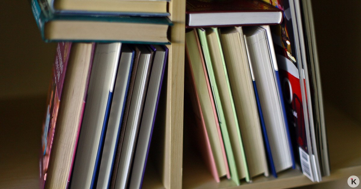 Учёные Института Пушкина установили что в самом длинном слове русского языка 55 букв На статус самого длинного слова в русском языке претендует прилагательное тетрагидропиранилциклопентилтетрагидропиридопиридиновые состоящее из 55 букв Об этом в субботу 1 ноября сообщает РИА Новости со ссылкой на заведующего кафедрой общего и русского языкознания Института Пушкина Павла Катышева По словам эксперта это слово встречается в названии патента на изобретение зарегистрированного в 2006 году Катышев подчеркнул что русский язык очень легко вбирает в себя сложные многокомпонентные слова Этим обусловлено и то что статус самого длинного слова быстро переходит от одной единицы к другой Как говорится в публикации согласно Книге рекордов Гиннесса еще в 2003 году самым длинным словом в русском языке было превысокомногорассмотрительствующий 35 букв а до этого прилагательное в косвенном падеже рентгеноэлектрокардиографического