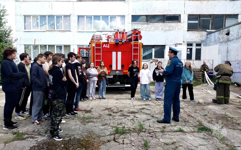 В Веневе спасатели эвакуировали студентов и сотрудников колледжа из-за условного пожара На базе Государственного профессионального образовательного учреждения Тульской области «Тульский сельскохозяйственный колледж им. И.С. Ефанова» в Веневском районе сотрудники МЧС России провели пожарно-тактического учения. По замыслу тренировки в одном из помещений колледжа произошло возгорание. После поступления сообщения о "пожаре", к месту происшествия были направлены расчеты Веневского пожарно-спасательного гарнизона. Первое прибывшее аварийно-спасательное подразделение произвело разведку помещений здания в аппаратах для защиты органов дыхания и зрения в составе звена газодымозащитной службы. Огнеборцы вывели "запертого в огненной ловушке" человека на свежий воздух и оперативно потушили условное возгорание. По завершении учений инспекторы государственного пожарного надзора провели противопожарный инструктаж с преподавательским составом и учащихся колледжа. МЧС Тульской области подписаться