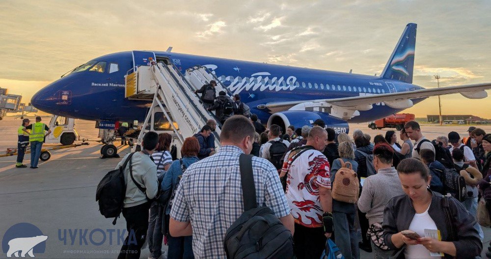Аврора удвоит количество рейсов между Анадырем и Хабаровском Единая дальневосточная авиакомпания объявила о начале продажи билетов между Анадырем и столицами Хабаровского края и Камчатки Сезонный рейс в Петропавловск Камчатский перевозчик будет выполнять по понедельникам Полёты запланированы с начала июля по конец сентября В летнем сезоне 2026 года на популярном маршруте Анадырь Хабаровск частота полётов возрастёт Договорённость об увеличении воздушного сообщения достигнута совместными усилиями правительства округа и авиакомпании Аврора Теперь жители и гости Чукотки смогут летать два раза в неделю сообщили в департаменте промышленной политики Летнее расписание сформировано с 1 апреля по 30 сентября К круглогодичному рейсу по средам в летние месяцы перевозчик добавил полёты по пятницам   ПОДРОБНОСТИ ЗДЕСЬ Информагентство Чукотка Теперь и в МАХ
