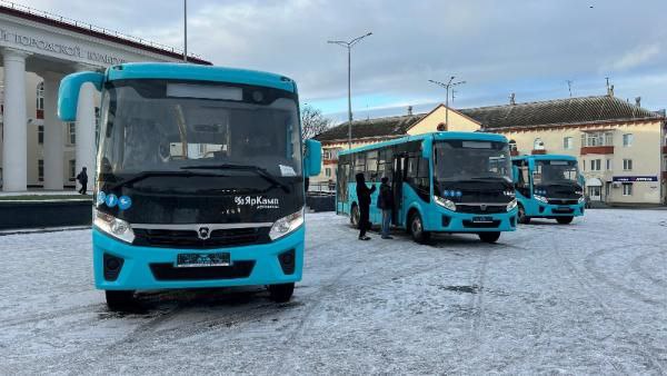 Без частников: в Новодвинске на городские маршруты выйдут муниципальные автобусы  В городе бумажников автобусными перевозками с марта займется муниципальное предприятие. Как сообщил глава города, из-за срыва рейсов с прошлым перевозчиком, «частником», контракт пришлось расторгнуть.