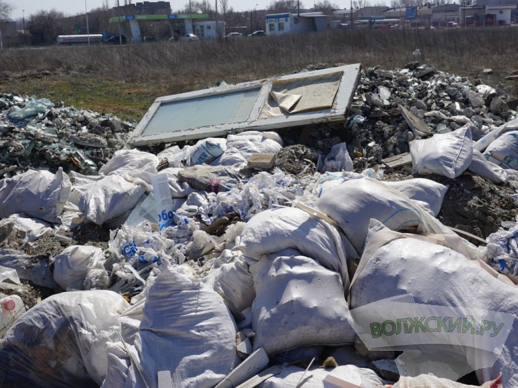 До 300 тысяч в Волгоградской области ввели штрафы за свалку строительного мусора Волгоградская облдума внесла изменения в Кодекс Волгоградской области об административной ответственности Изменения предусматривают введение высоких штрафов за свалку строительных отходов Как сообщили Волжский ру в пресс службе облдумы с 1 января 2026 года размер штрафа для граждан составит до 5 тысяч рублей для должностных лиц до 50 тысяч рублей для юридических лиц до 300 тысяч рублей Депутаты назвали нововведение частью важной работы по созданию в регионе правовой системы обращения с данной категорией отходов По словам руководителя Экосовета при регпарламенте Ирины Соловьевой строительные отходы являются одной из наиболее губительных для природы категорий отходов Они ведут к деградации земель загрязнению почв и водных объектов Подробнее на Волжский ру   www volzsky ru index php wx 16 wx2 82499 ВолжскийРу волжский vlz