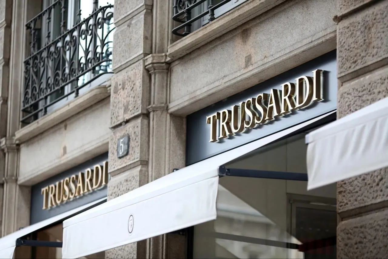 Итальянский бренд Trussardi закрыл все подразделения в России Как пишет Коммерсантъ процесс ликвидации завершился еще в третьем квартале 2025 года До этого у ритейлера работало десять магазинов включая точки в ГУМе Метрополисе и Европейском Выручка компании в России непрерывно падала с почти 2 млрд рублей в 2021 м до 548 5 млн по итогам 2025 года Эксперты рынка отмечают что бренд прекратил активную работу гораздо раньше а сейчас просто финализировал юридический уход  Итальянские бренды остаются самыми лояльными к российскому рынку сейчас они занимают 10 площадей среди всех зарубежных марок в крупных ТЦ Москвы settersmedia news