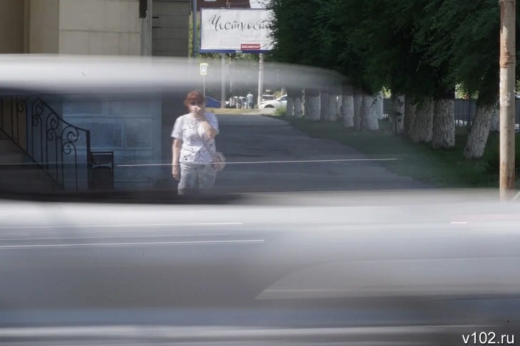 Индекс загрязнения атмосферы в Волгограде и городе-спутнике Волжском вырос втрое по сравнению с показателями четырехлетней давности. Как сообщает V102.RU, об этом говорится в очередном докладе о состоянии экологии региона. В Волгограде величина индекса загрязнения атмосферного воздуха в 2020 году составляла 3,5, а к 2024 году выросла до 9,4. В городе Волжском в 2020 году значение составляло 2,3, а в 2024 уже 7,7. К слову, допустимыми значениями индекса считаются от 0 д 6. Высоким превышением нормы принято считать показатели от 7 до 13.