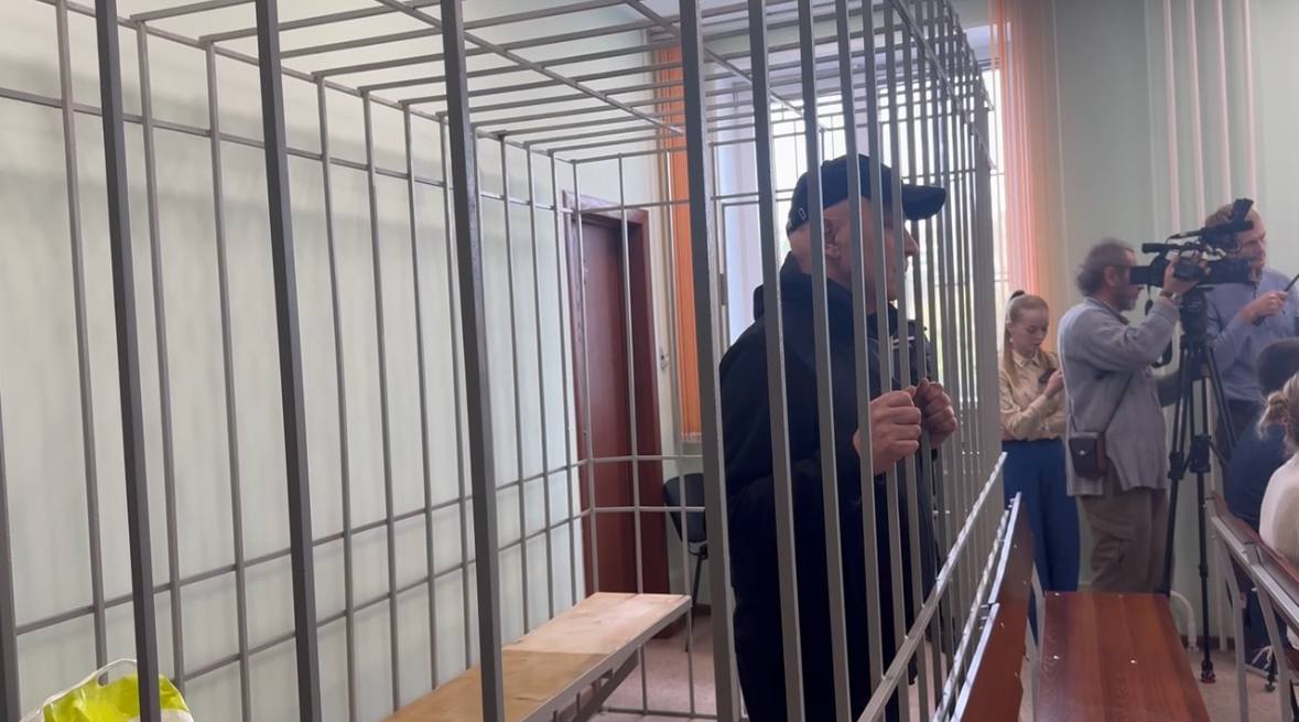 К 6 годам колонии суд приговорил экс директора Красноярского филиала Федерального Сибирского научно клинического центра ФМБА России за растрату 15 млн руб Напомним с 2019 г по 2021 г руководитель Красноярского филиала ФСНКЦ ФМБА России его супруга заместитель по внебюджетной и страховой деятельности представитель организации поставщика лекарственных средств ООО СибФармЛогистик а также заведующая больничной аптекой организовали схему фиктивных поставок лекарственных препаратов для федерального медицинского учреждения Бюджетные средства в сумме свыше 15 млн руб перечислялись коммерческой фирме за поставки лекарств которые закупались и передавались в учреждение Однако список поставленных лекарственных средств не соответствовал фактической закупке Медпрепараты приобретались исходя из личных потребностей организатора схемы и его супруги и использовались ими для лечебных и косметологических целей Я долго руководил лучшим медучреждением региона всю жизнь хожу и ходил по земле а мои сотрудники хотели переложить свои проблемы со своей больной головы на здоровую Зря я не передал сразу в следственный орган сведения которые узнал Каюсь что не досмотрел сказал экс руководитель в последнем слове и просил оправдать его Сообщница поставлявшая лекарства признала вину но отрицает совершение преступления в условиях преступной группы Суд признал подельников виновными в растрате в особо крупном размере ч 4 ст 160 УК РФ и учитывая позицию государственного обвинителя приговорил экс директора к наказанию в виде 6 лет лишения свободы с отбыванием в исправительной колонии общего режима и штрафом в размере 700 тыс руб Представителя фирмы поставщика суд приговорил к 4 годам лишения свободы условно с испытательным сроком 3 5 года Заведующая аптекой ранее заключила с прокурором досудебное соглашение и была осуждена в 2024 г В отношении супруги главврача уголовное дело выделено в отдельное производство Очередное судебное заседание состоится 26 сентября 2025 г Сайт Тelegram ВК