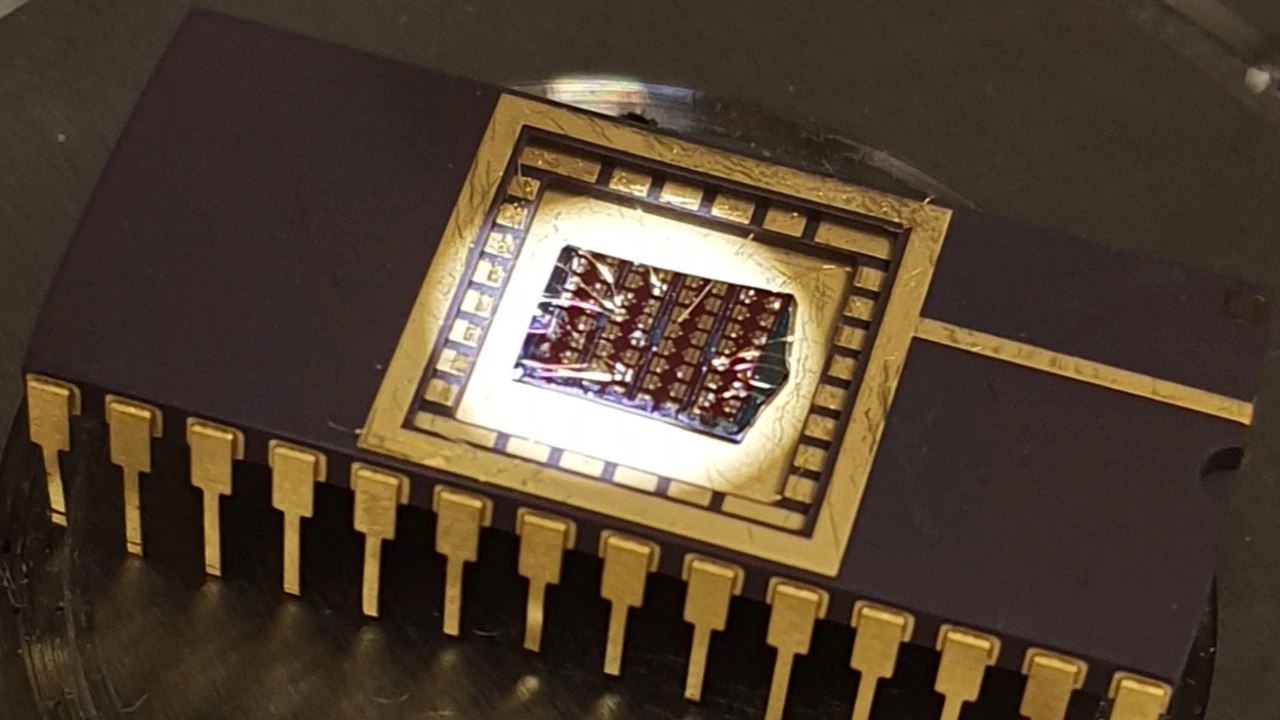 Революция на рынке SSD и ОЗУ UltraRAM готовится к массовому производству Компания Quinas Technology объявила о значительном прогрессе в разработке UltraRAM инновационной памяти сочетающей скорость DRAM долговечность в 4000 раз выше NAND и энергонезависимость с сохранением данных до 1000 лет   www goha ru revolyuciya na rynke ssd i ozu ultraram gotovitsya k massovomu proizvodstvu dZ1avv