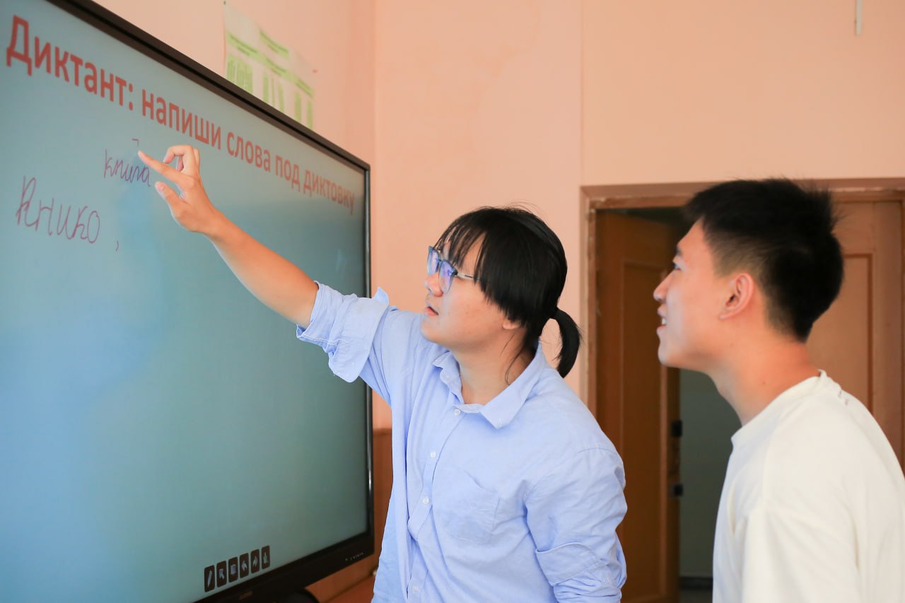 Более 56 тысяч студентов из Китая обучаются в вузах РФ Свыше 56 тысяч студентов из Китая обучаются в вузах России Об этом сообщил вице премьер РФ Дмитрий Чернышенко во время посещения Чжэнцзянского университета в рамках рабочего визита в КНР Фото Ярослав Беляев ТАСС yk24 ru в MAX Telegram ВК VK Видео