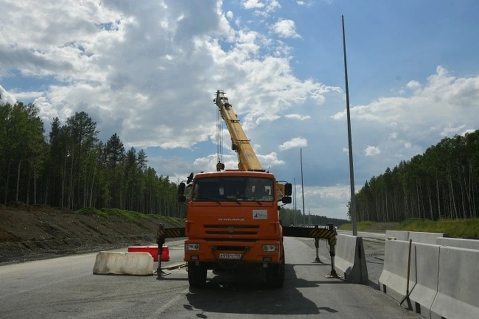 В Оренбурге в 2025 году приступят к строительству транспортной двухуровневой развязки    Она появится на перекрестке Гаранькина и Загородного шоссе. Об этом заявил губернатор области Денис Паслер.   По словам Дениса Паслера, региональный дорожный фонд увеличится с 18 до 23 млрд рублей. Это позволит воплотить в жизнь масштабные инфраструктурные проекты. В том числе и двухуровневую развязку, работы над которой будут идти несколько лет.    На эти цели потребуется 3 млрд рублей, два из которых выделят в будущем году.