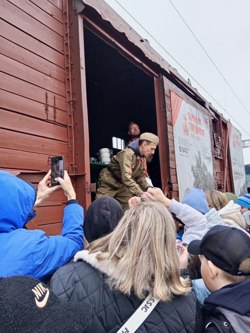 В Удмуртии и Башкортостане произошли драки из-за бесплатной каши у «Поезда Победы» 1 мая в Сарапуле Удмуртия у состава «Поезд Победы», куда прибыл поток посетителей, началась давка — волонтёры раздавали бесплатную гречневую кашу. Ситуация переросла в конфликты. Аналогичный инцидент произошёл и в Янауле Башкортостан , где на перроне зафиксировали драку из-за той же раздачи. Подписывайся на «Базар» --------------------------------- YouFast VPN™ Купить крипту AML бот
