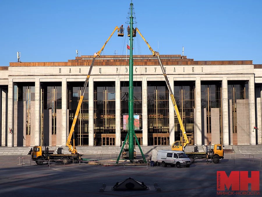 Фотофакт: в Минске начали устанавливать главную елку страны на Октябрьской площади.    Как ранее рассказали на предприятии «Минскреклама», в этом году 30-метровое праздничное дерево засияет красно-золотыми огнями, также его традиционно украсит пиксельная сеть.  Кроме того, у подножия ели разместится усадьба Деда Мороза и Снегурочки.  «Минск-Новости» MINSKNEWS.BY Telegram Viber FB  VK Inst TikTok  YouTube