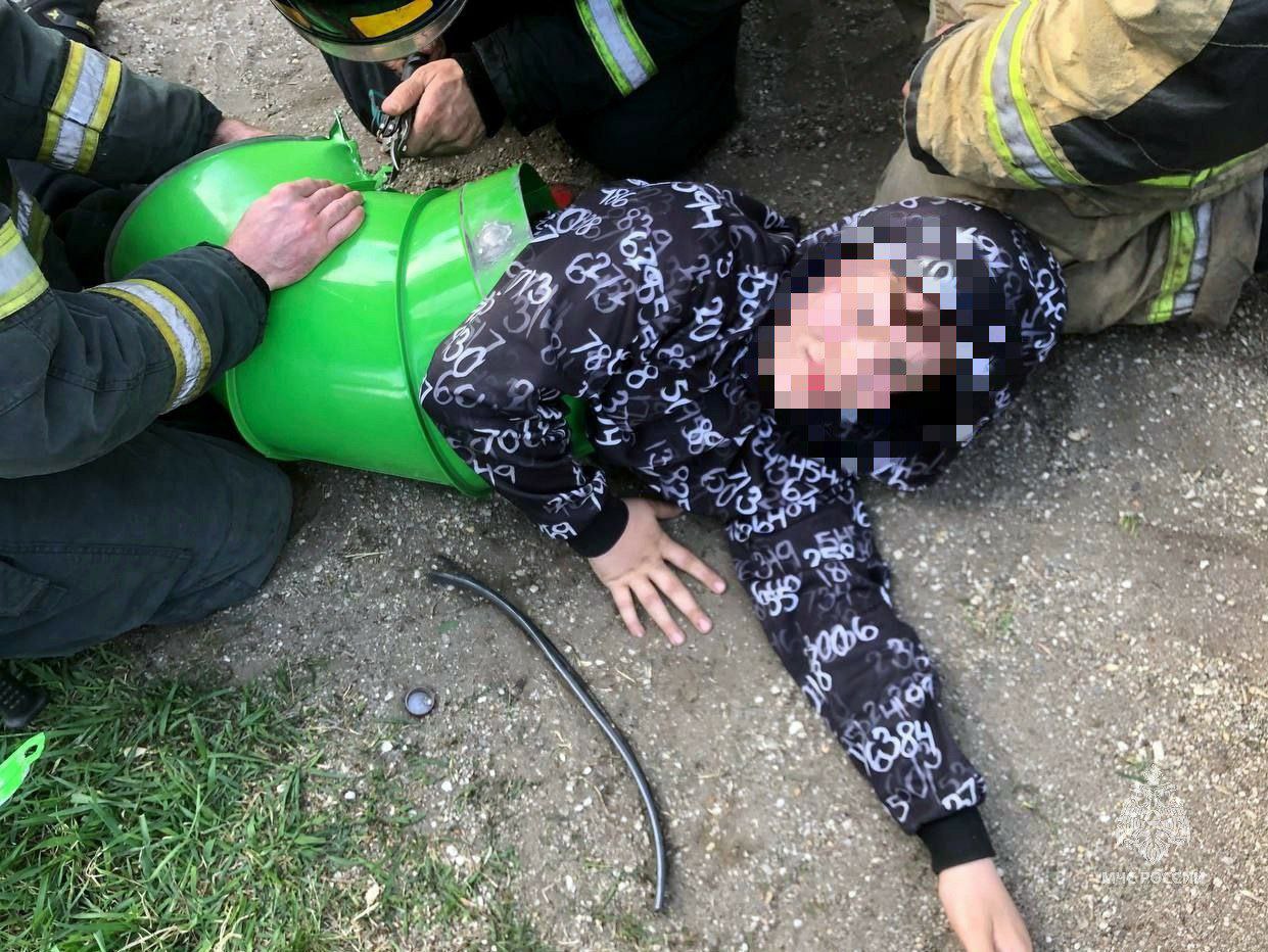 В Челябинске школьник застрял в трубе   12-летний мальчик играл на площадке на улице Хохрякова, а потом … застрял. На место выехали четыре сотрудника МЧС, разобрали конструкцию и спасли непоседу. Медицинская помощь ребенку не понадобилась.    / Прислать новость