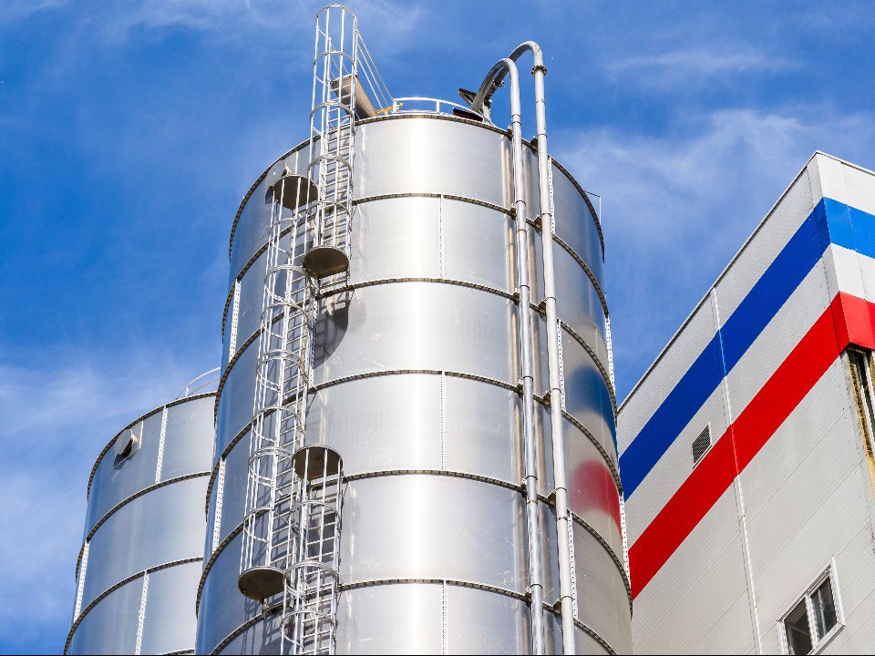 Подмосковье лидер по числу работающих иностранных компаний Московская область укрепила позиции привлекательного инвестиционного региона на её территории сегодня функционируют шесть особых экономических зон ОЭЗ и 180 предприятий из 40 стран В 2025 году регион активно развивал международное сотрудничество провёл роуд шоу и переговоры с потенциальными инвесторами организовал деловые поездки в четыре города Китая посетил ОАЭ для изучения опыта местных ОЭЗ Среди ключевых проектов приближающихся к завершению белорусское производство оптоволокна работает с весны текущего года китайский проект по выпуску субстанции для гепарина и натрия запуск запланирован на начало 2026 года СМО Подмосковья Подписывайтесь