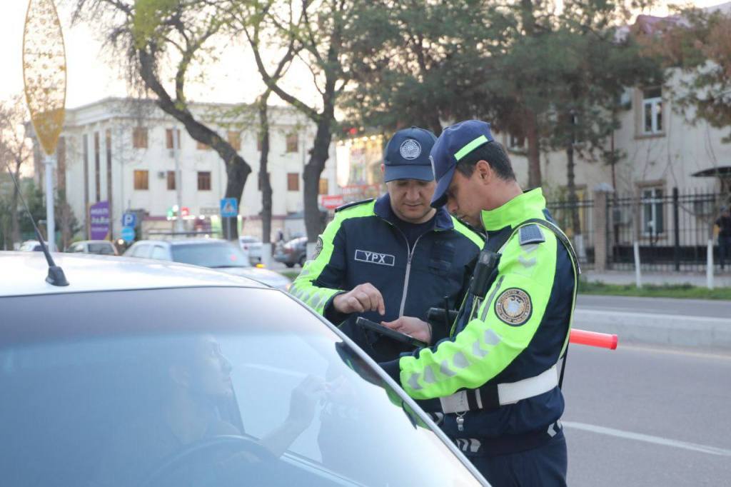 В Узбекистане отменяют скидку для штрафов. Власти жёстко возьмутся за злостных нарушителей ПДД Теперь если водитель дважды за месяц выезжает на встречную полосу или проезжает на красный свет, либо пять раз превышает скорость — в течение года ему не будут предоставляться скидки на штрафы. В случае более чем 10 нарушений за месяц — водитель может быть лишён водительских прав на срок до 6 месяцев. Также планируется пересмотреть размеры штрафов за превышение скорости и внести изменения в законодательство, чтобы лишать прав за превышение скорости в 2–3 раза выше нормы. Подпишитесь и следите за актуальными новостями на нашем канале