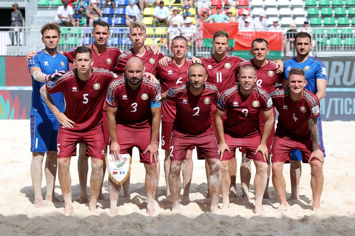 Сборная Белоруссии впервые в истории вышла в финал ЧМ по пляжному футболу Сборная Белоруссии обыграла команду Сенегала со счетом 5:2 в полуфинальном матче чемпионата мира по пляжному футболу, который проходит на Сейшелах. В составе победителей голы забили Михаил Августов, Игорь Бриштель дважды , Олег Гапон и Вадим Бокач. У проигравших отличились Бабакар Фалль и Мамур Диань. Во втором полуфинале сыграют сборные Португалии и Бразилии действующие чемпионы мира . Финал и матч за третье место пройдут 11 мая. Сборная Белоруссии впервые в своей истории вышла в финал чемпионата мира. Ранее команда трижды участвовала в мировых первенствах, дважды не выходила из группы, а на прошлом ЧМ стала четвертой. Чемпионат мира в 2021 году выиграла сборная России. Сейчас команда отстранена от участия в турнирах ФИФА. beachsoccer.by -канал «РБК Спорт»