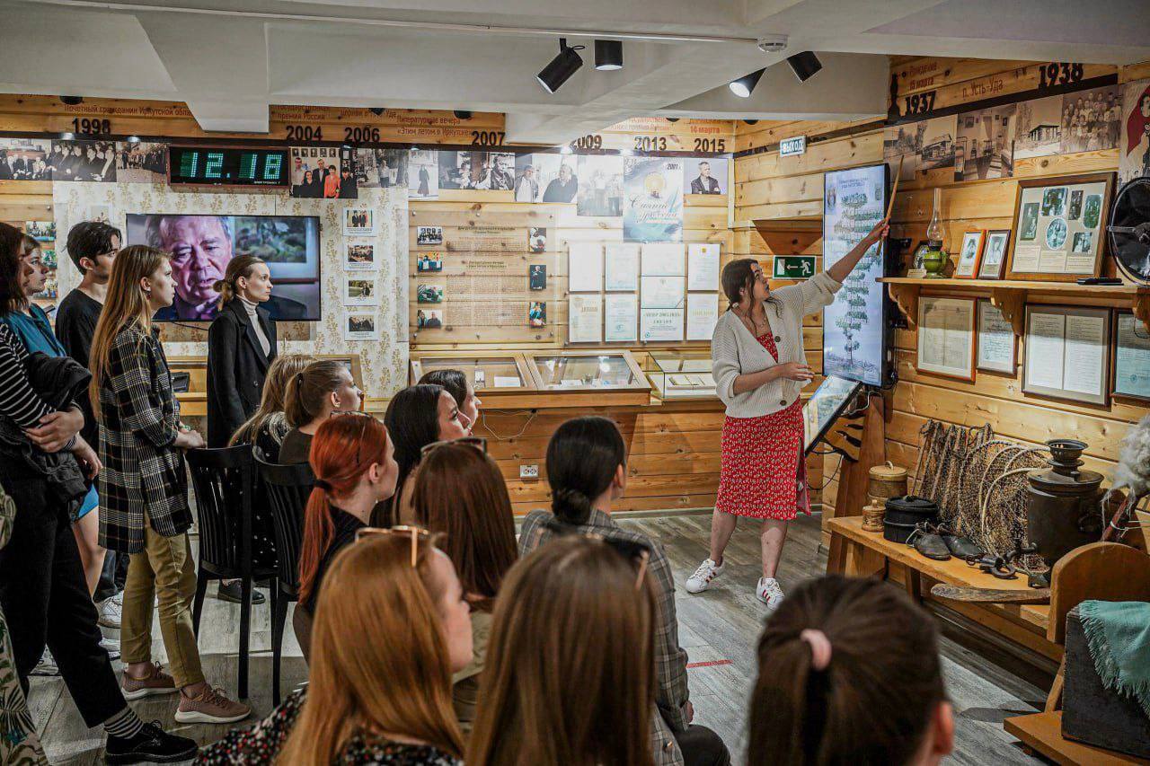 Иркутская область присоединилась к праздничной акции для владельцев Пушкинской карты Веди родителей в музей  Акция стартует в преддверии новогодних праздников 27 декабря и продлится до 11 января 2026 года Владельцы Пушкинской карты смогут не только бесплатно посещать учреждения культуры но и получить скидку 10 на покупку двух билетов для своих родителей  В акции Веди родителей в музей в Иркутской области примут участие 45 учреждений культуры из 13 муниципальных образований Усть Удинский Нижнеудинский Братский Осинский Качугский Бодайбинский Усольский Балаганский Эхирит Булагатский районы и города Братск Ангарск Бодайбо Усть Илимск Иркутск Поддержка семейных ценностей и вовлечение молодежи в культурную жизнь главные задачи государства и национального проекта Семья Иркутская область ежегодно присоединяется к Всероссийской акции Веди родителей в музей которая позволяет молодым людям посетить любимые культурные мероприятия вместе со своими близкими Нам важно создавать условия при которых культурные блага были доступны всем поколениям отметила министр культуры Иркутской области Олеся Полунина  Подробности акции и полный список учреждений участников можно найти на сайте Еще больше событий и мероприятий доступных по Пушкинской карте можно найти на портале Культура РФ а также Культура 38 Подписывайтесь на Правительство Иркутской области в MAX