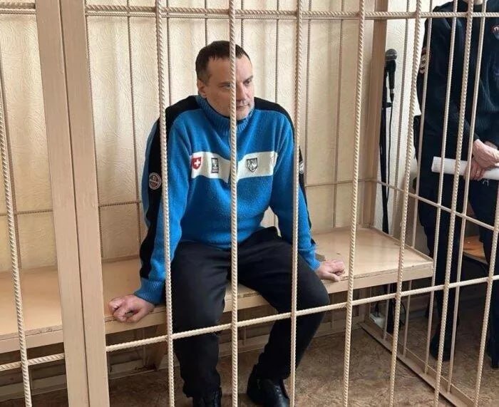Суд в Новосибирске приговорил министра ЖКХ к 1,5 годам колонии Центральный районный суд Новосибирска признал министра ЖКХ и энергетики региона Дениса Архипова виновным в злоупотреблении должностными полномочиями и приговорил его к 1,5 года колонии. Однако ему было зачтено время содержания под стражей, поэтому в этой части он был освобожден от наказания. "Назначить наказание в виде лишения свободы на 1,5 года. <...> От отбывания наказания в виде лишения свободы освободить", - сказала судья Елена Хусиханова. Министр был задержан в марте 2024 года. В отношении него было возбуждено дело о злоупотреблении полномочиями, которое связано с банкротством бывшего регионального оператора по обращению с ТКО "Экология-Новосибирск". Установлено, что в результате действий Архипова в бюджет региона не поступило 220 млн рублей банковской гарантии за невыполнение регоператором обязательств по вывозу твердых коммунальных отходов. Прокуратура требовала через суд взыскать средства, однако получила отказ. Второе уголовное дело было возбуждено по статье 286 УК РФ превышение должностных полномочий . По версии следствия, в 2018 году Архипов, не имея полномочий, подписал с акционерным обществом договор о предоставлении бюджетных инвестиций за счет средств областного бюджета. Зная, что компания не победила в конкурсе по присвоению статуса регоператора по обращению с ТКО, он якобы предоставил компании 10 млн руб. бюджетных средств. По данной статье Архипов был освобожден от наказания в связи с истечением сроков давности. ТАСС