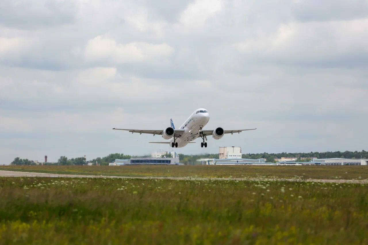 Внимательно следим за летными испытаниями МС-21 Сегодня в Жуковском на самолете с российскими системами и агрегатами тестировалась работа бортового радиоэлектронного оборудования. Самолет провел в воздухе 3,5 часа. По результатам полета работа систем оценена положительно Напомним, в летных испытаниях по программе импортозамещения примут участие два опытных самолета МС-21 Первый самолет получил российский комплекс БРЭО, отечественную вспомогательную силовую установку, системы кондиционирования воздуха и регулирования давления, светотехнику, пульты самолетных систем. Отечественные компоненты включены в состав системы электроснабжения, гидросистемы, шасси. Второй борт готовится к началу наземных сертификационных испытаний в Иркутске. Иностранные системы и компоненты, начиная от комплексной системы управления и системы электроснабжения, заканчивая датчиками уровня топлива и подшипниками заменены отечественными. Приняты все необходимые решения по импортозамещеннию систем, продолжается работа по улучшению их характеристик.