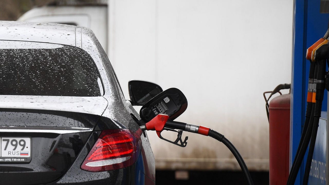 В кабмине заявили о рассмотрении возможности снятия полного запрета экспорта бензина Это может частично коснуться также дизельного топлива для непроизводителей Решение будет принято исходя из состояния рынка сообщил министр энергетики Сергей Цивилёв Он добавил что считает нынешнюю ситуацию с рынком топлива стабильной в том числе благодаря ранее принятым правительством мерам которые доказали свою эффективность передаёт ТАСС Подписаться на Говорит Москва Telegram VK MAX