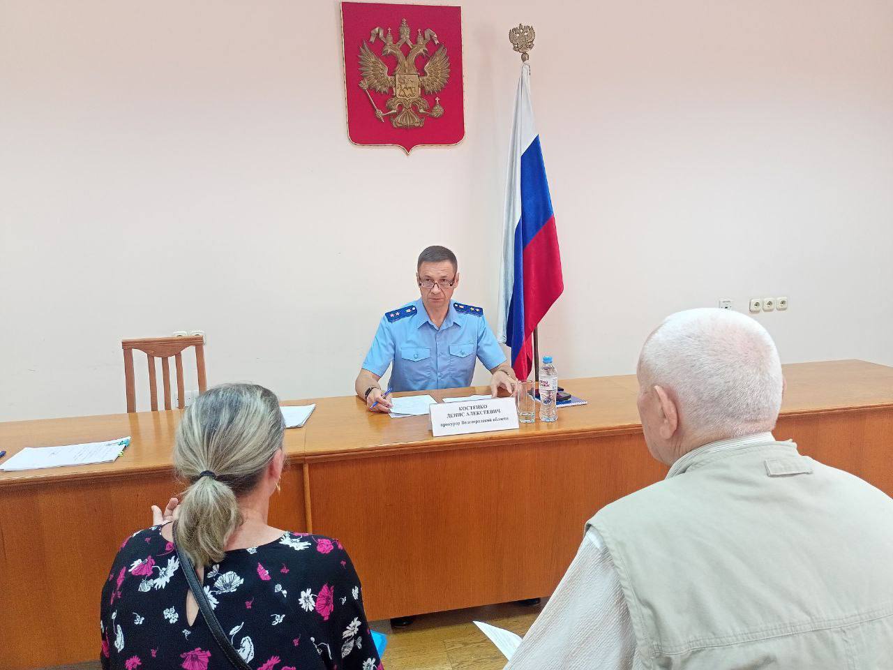 Прокурор Волгоградской области Денис Костенко провел личный прием граждан в Приемной Президента в Волгоградской области На прием к прокурору региона обратились 30 заявителей. В основном граждане обжаловали действия сотрудников правоохранительных органов и результаты проверок налоговой службы. Также обращения касались защиты жилищных прав граждан, в том числе вопросов переселения из аварийного жилья. Рассмотрение поступивших обращений взято прокурором Волгоградской области на контроль.