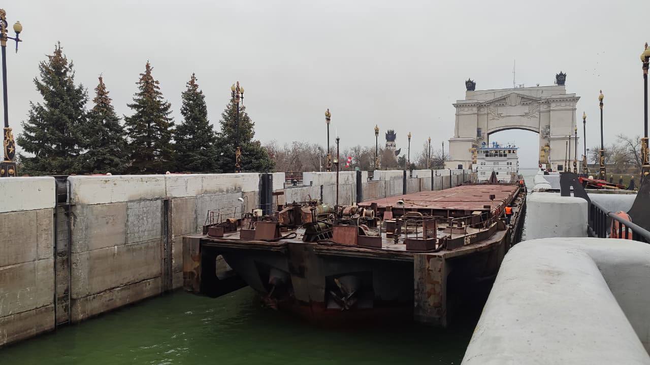 Завершена навигация 2025 года на Волго Донском судоходном канале За текущий навигационный сезон пропущено 3 297 судов выполнено 39 856 шлюзований перевезено свыше 4 5 млн тонн грузов в том числе более 1 99 млн тонн нефтепродуктов перевезено 8 507 пассажиров Сейчас на канале ведутся работы по снятию плавучей судоходной обстановки регулировке уровней бьефов в водохранилищах и подготовке гидроузлов к межнавигационному периоду В течение всей навигации осуществлялся систематический мониторинг глубин проводились траления судовых ходов и русловые промеры для обеспечения безопасного судоходства ФБУ Администрация Волго Дон обслуживает 2117 5 км внутренних водных путей и 113 гидротехнических сооружений Основной участок Волго Донской канал длиной 101 км с 96 гидротехническими объектами среди которых 13 судоходных шлюзов 22 судоходных канала насосные станции плотины дамбы паромные переправы и другие сооружения Росморречфлот в MAX ВК