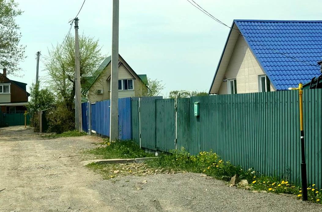 Благоустройство Уссурийского городского округа является приоритетной задачей органов местного самоуправления. Одним из значимых шагов в этом направлении стало подключение к газоснабжению частных домовладений. Сегодня активно ведутся работы по прокладке сетей в микрорайоне «Южный». Здесь специалисты уже провели семь километров трубы, охватив переулки Партизанский, Нижний, Верхний, а также улицы Хенина, Партизанская, Победы и Южная. В результате, возможность использовать «голубое топливо» получили 160 абонентов, на очереди еще 130. На заключительной стадии, при необходимости, подрядная организация реконструирует нарушенные дорожное полотно и водоотводные кюветы. Подобные работы уже частично выполнены на улице Партизанская, в переулках Верхний и Нижний.