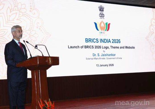 МИД Индии Субраманьям Джайшанкар дал старт подготовке к саммиту БРИКС 2026 года представив в Нью Дели концепцию логотип и официальный веб сайт председательства страны в объединении На новом логотипе изображен лотос лепестки окрашены в цвета стран БРИКС Они символизируют множество голосов объединенных одной общей целью В центре эмблемы традиционный индийский приветственный жест намасте Слоган сопровождающий логотип гласит Строим для устойчивости инноваций сотрудничества и устойчивого развития В нем обозначены четыре основных приоритета председательства Индии в БРИКС MAX ВК ДЗЕН Поделиться бустом