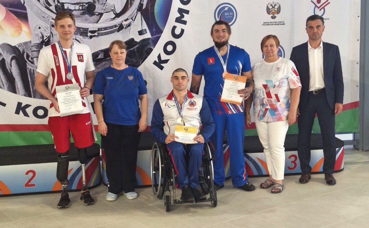Волгоградские пловцы завоевали девять медалей чемпионата России. Соревнования среди лиц с поражением опорно-двигательного аппарата проходили в Калуге. Волгоградцы поднялись на пьедестал почёта и выполнили нормативы для участия в чемпионате мира в Сингапуре: ⏩Наталия Буткова — ; ⏩Родион Хренов — ; ⏩Андрей Гладков — . Поздравляем и желаем новых побед Подписаться на «Короче, Волгоград»